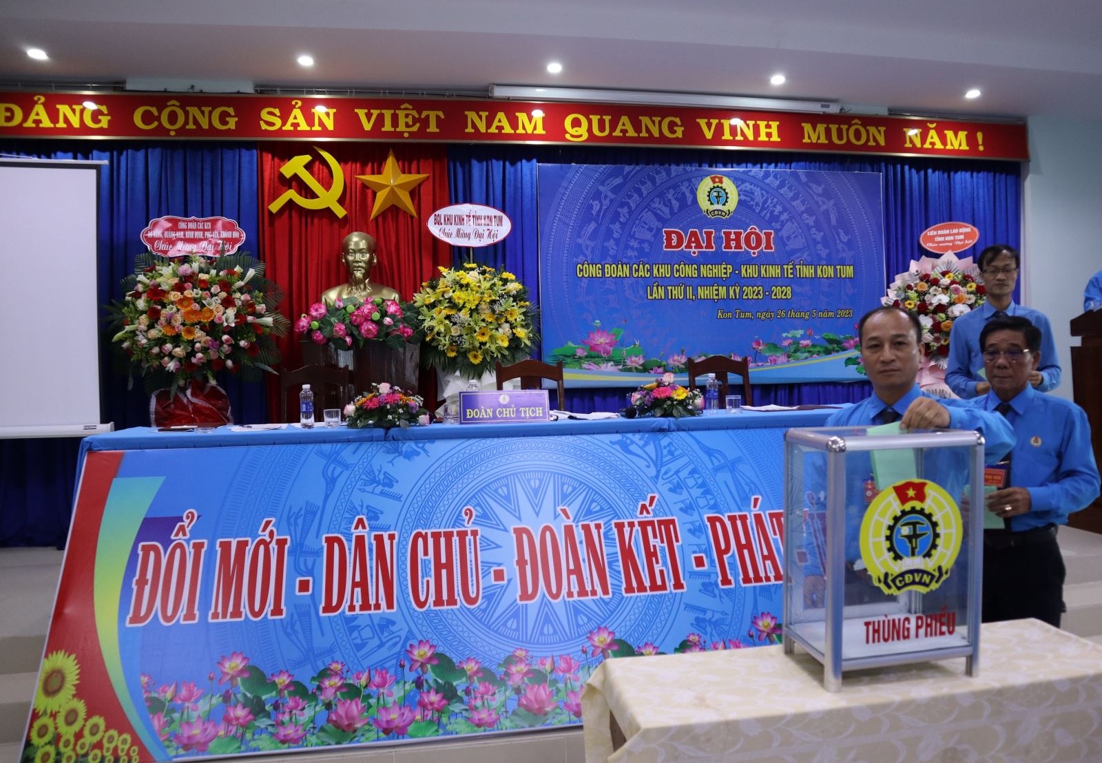 Đổi mới hoạt động để thu hút người lao động tại doanh nghiệp vào Công đoàn Đổi mới hoạt động để thu hút người lao động tại doanh nghiệp vào Công đoàn