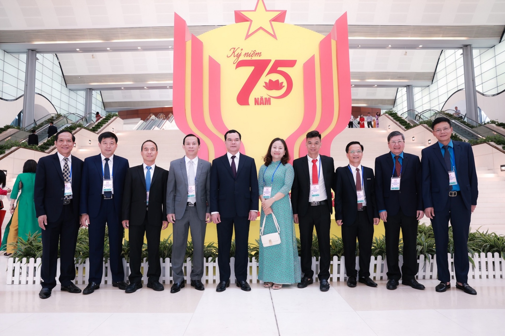 8 tập thể, cá nhân xuất sắc của tổ chức Công đoàn được tôn vinh điển hình toàn quốc 8 tập thể, cá nhân xuất sắc của tổ chức Công đoàn được tôn vinh điển hình toàn quốc