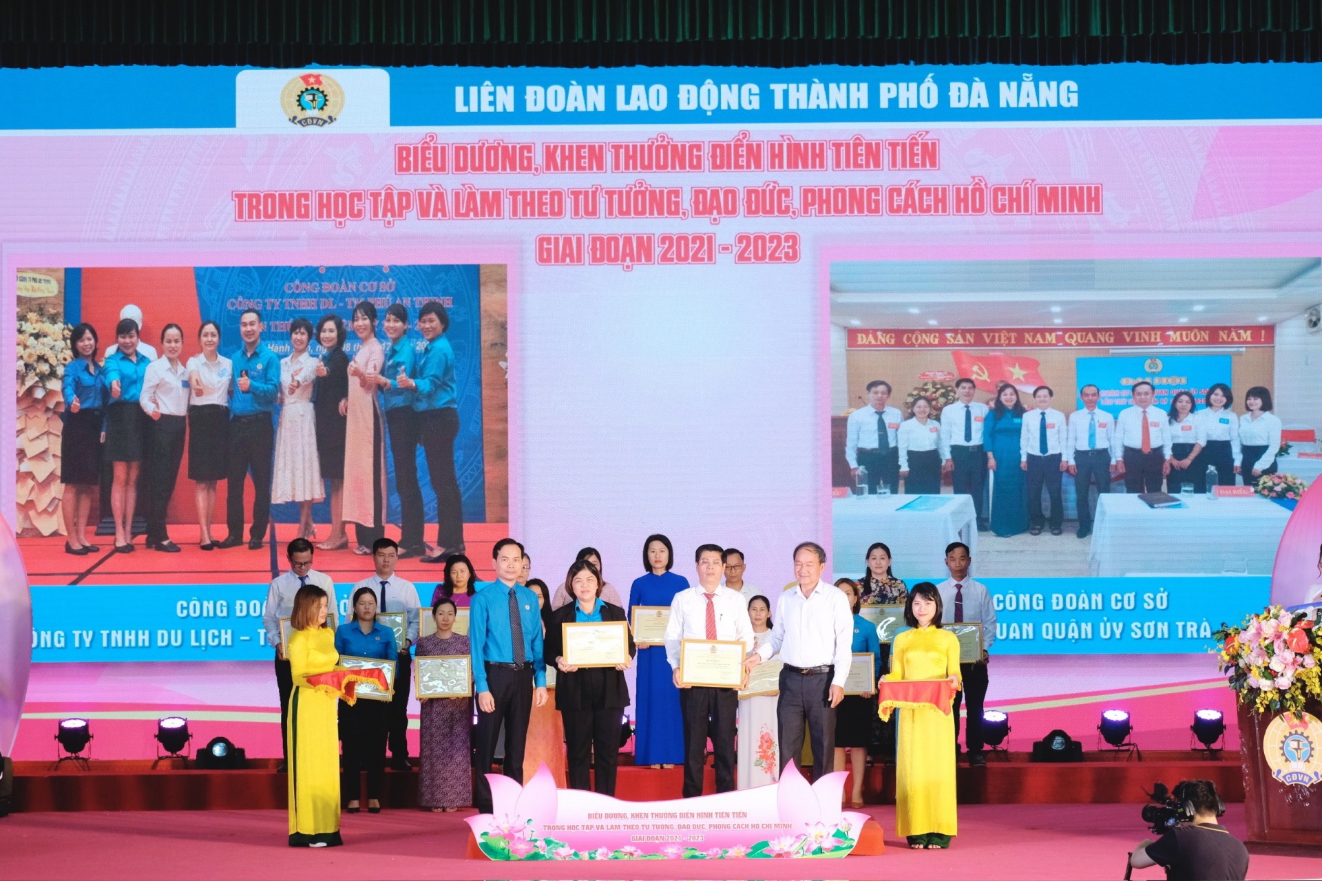 Khen thưởng điển hình tiên tiến trong học tập và làm theo tư tưởng, đạo đức, phong cách Hồ Chí Minh. Ảnh: PHAN NGUYÊN Khen thưởng điển hình tiên tiến trong học tập và làm theo tư tưởng, đạo đức, phong cách Hồ Chí Minh. Ảnh: PHAN NGUYÊN