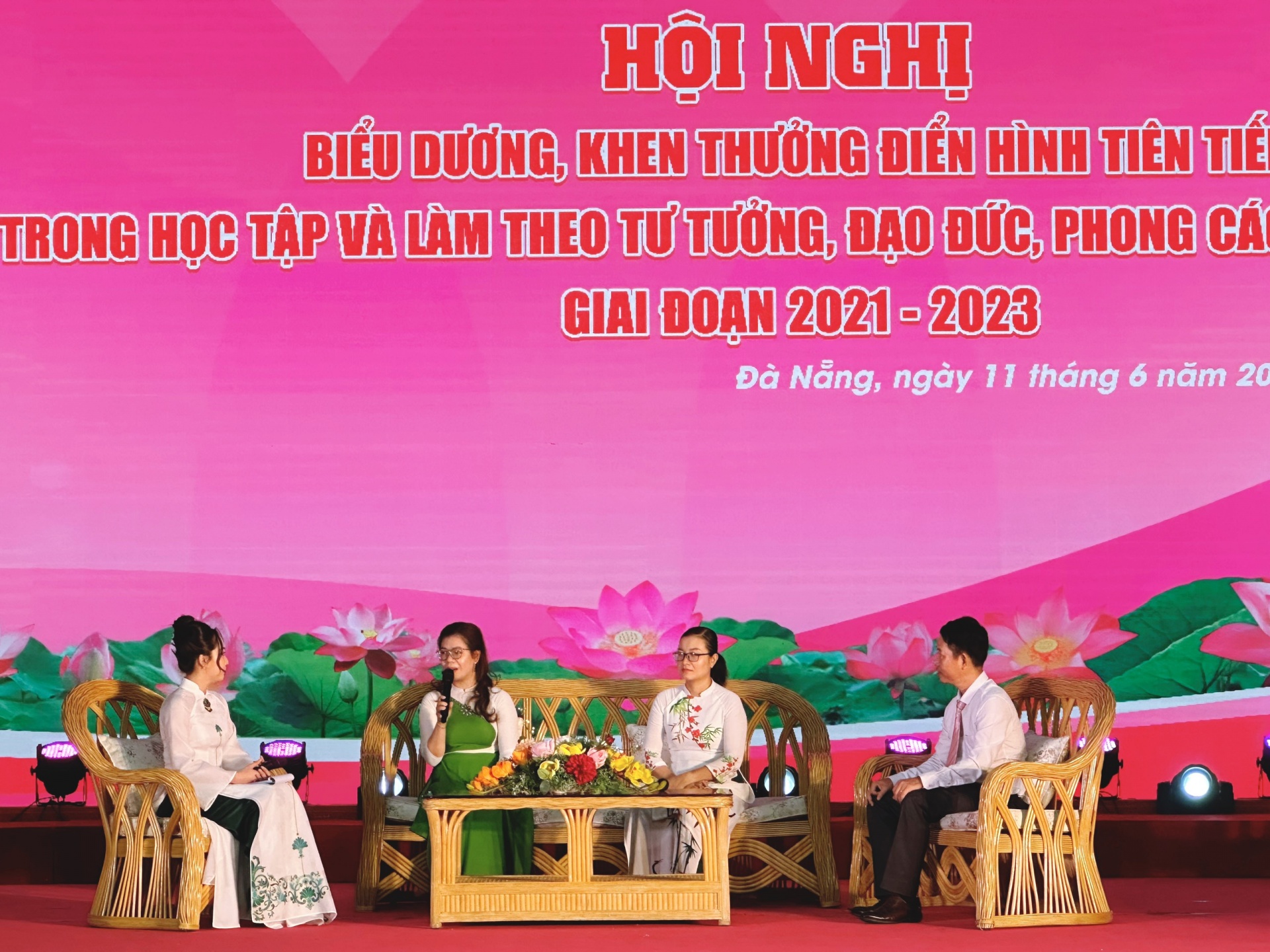 Giao lưu tọa đàm với các điển hình tiên tiến. Ảnh: PHAN NGUYÊN Giao lưu tọa đàm với các điển hình tiên tiến. Ảnh: PHAN NGUYÊN