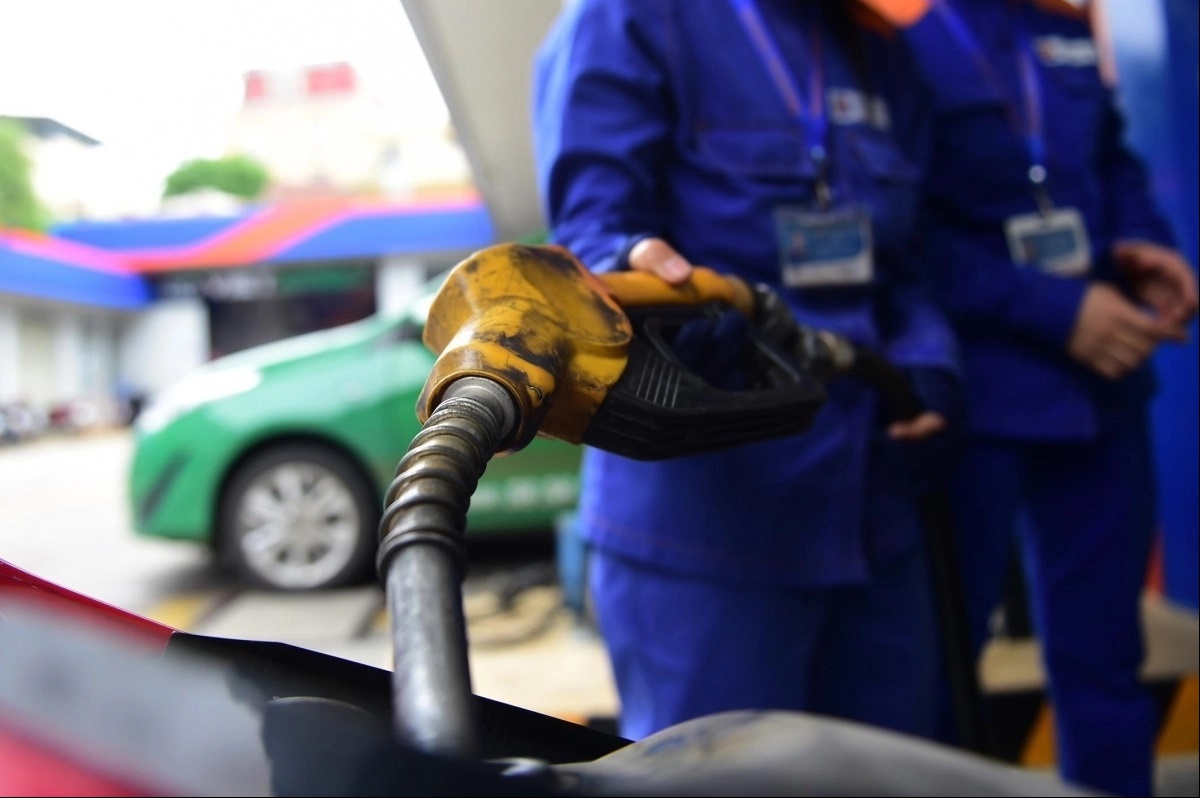 Giá xăng giữ nguyên, dầu tăng nhẹ