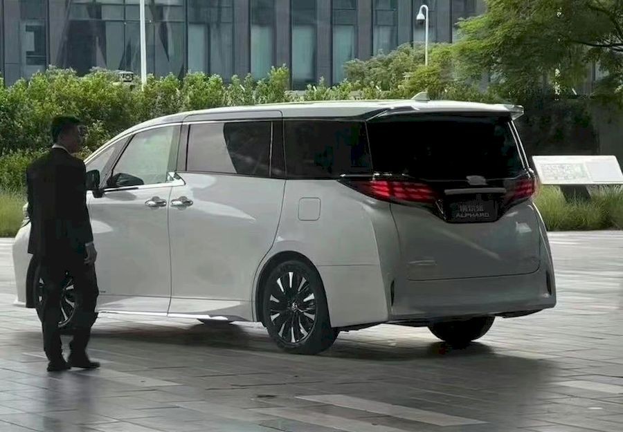 'Chuyên cơ mặt đất' Toyota Alphard 2024 lộ diện trước ngày ra mắt 'Chuyên cơ mặt đất' Toyota Alphard 2024 lộ diện trước ngày ra mắt