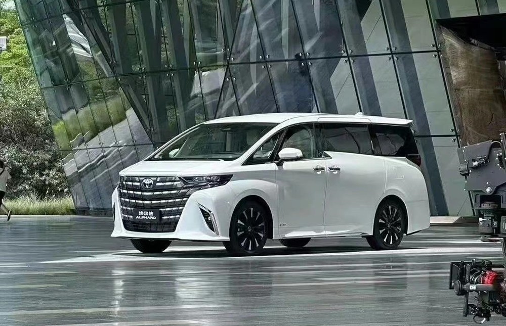 'Chuyên cơ mặt đất' Toyota Alphard 2024 lộ diện trước ngày ra mắt 'Chuyên cơ mặt đất' Toyota Alphard 2024 lộ diện trước ngày ra mắt