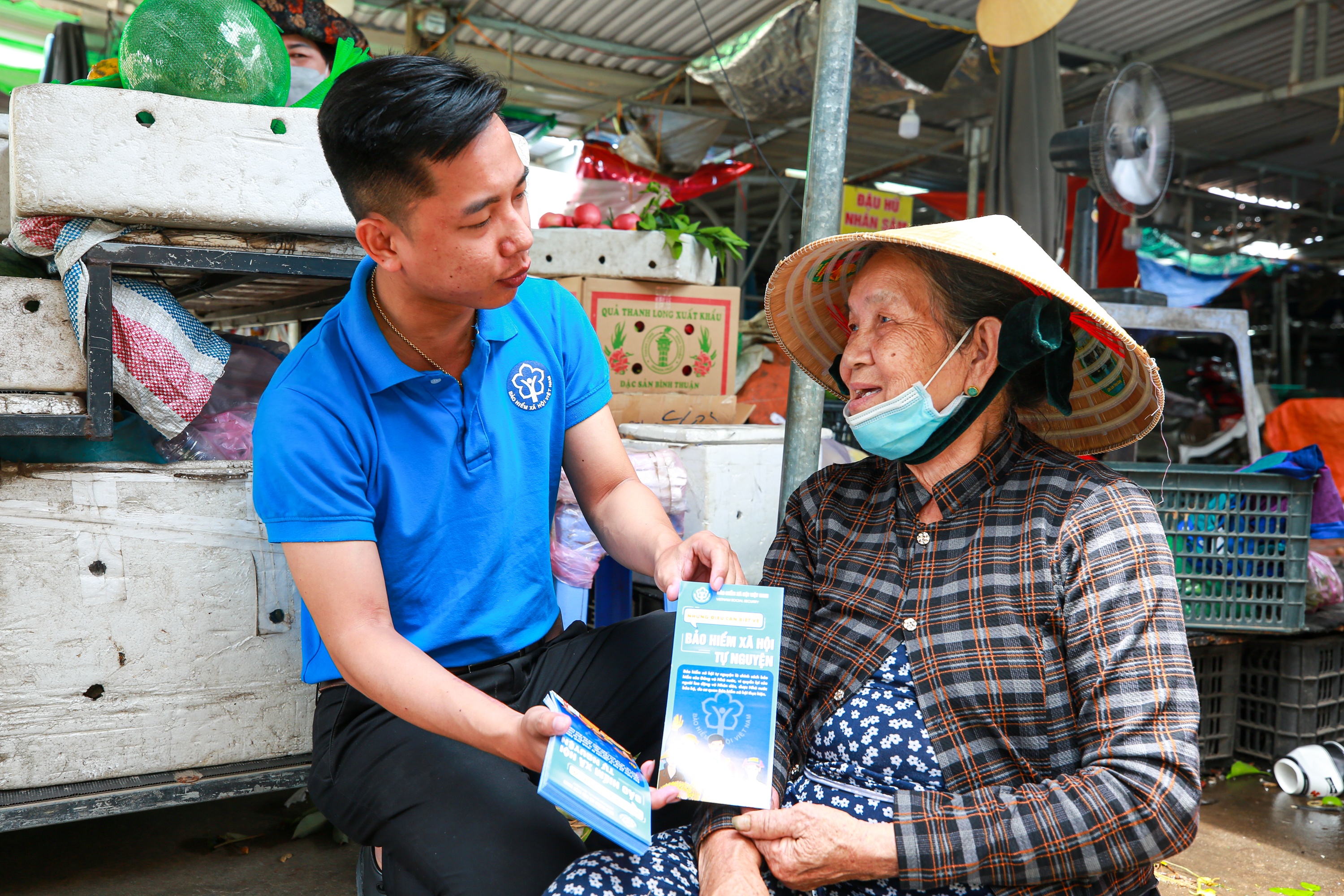 Bài 6: Mỗi người dân cần nâng cao hiểu biết về pháp luật lao động, tiền lương, BHXH