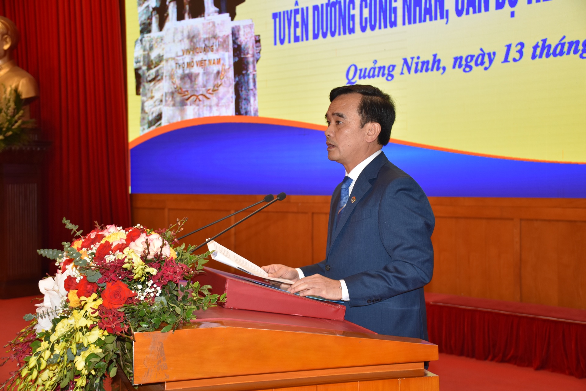 Đồng chí Lê Thanh Xuân - Chủ tịch Công đoàn TKV phát biểu khai mạc Chương trình. Ảnh: Duy Minh.