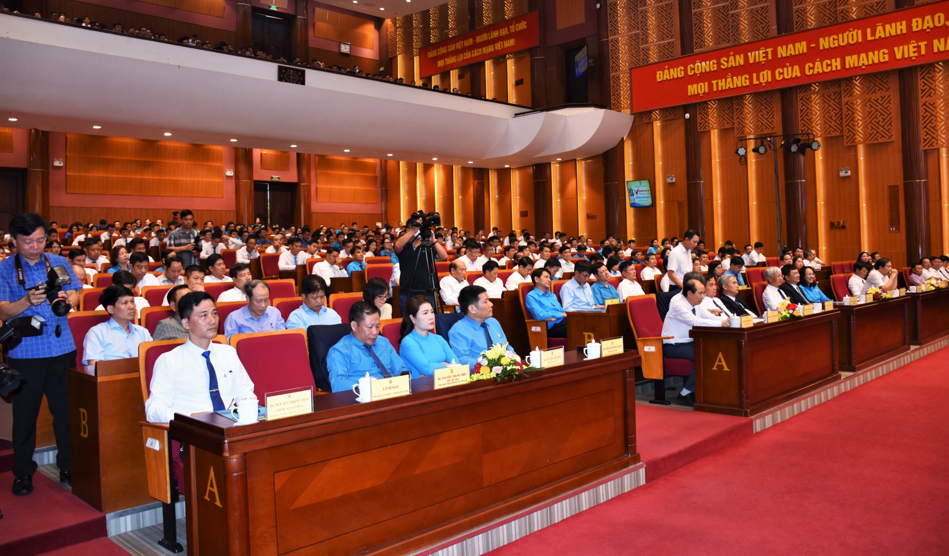 Hơn 300 CNLĐ, cán bộ quản lý xuất sắc, cán bộ công đoàn tiêu biểu tham dự Chương trình. Ảnh Duy Minh.