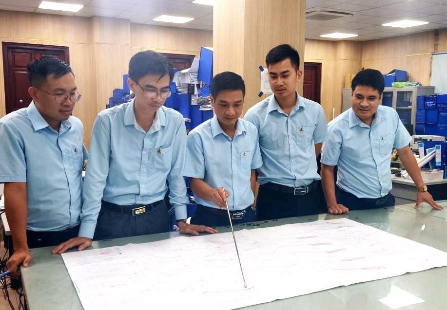 Anh Phạm Thành Công (giữa) trao đổi cùng đồng nghiệp về thi công khấu vượt phay lò chợ cơ giới hóa 7-3.1 vỉa 7. Ảnh: Thanh Hằng