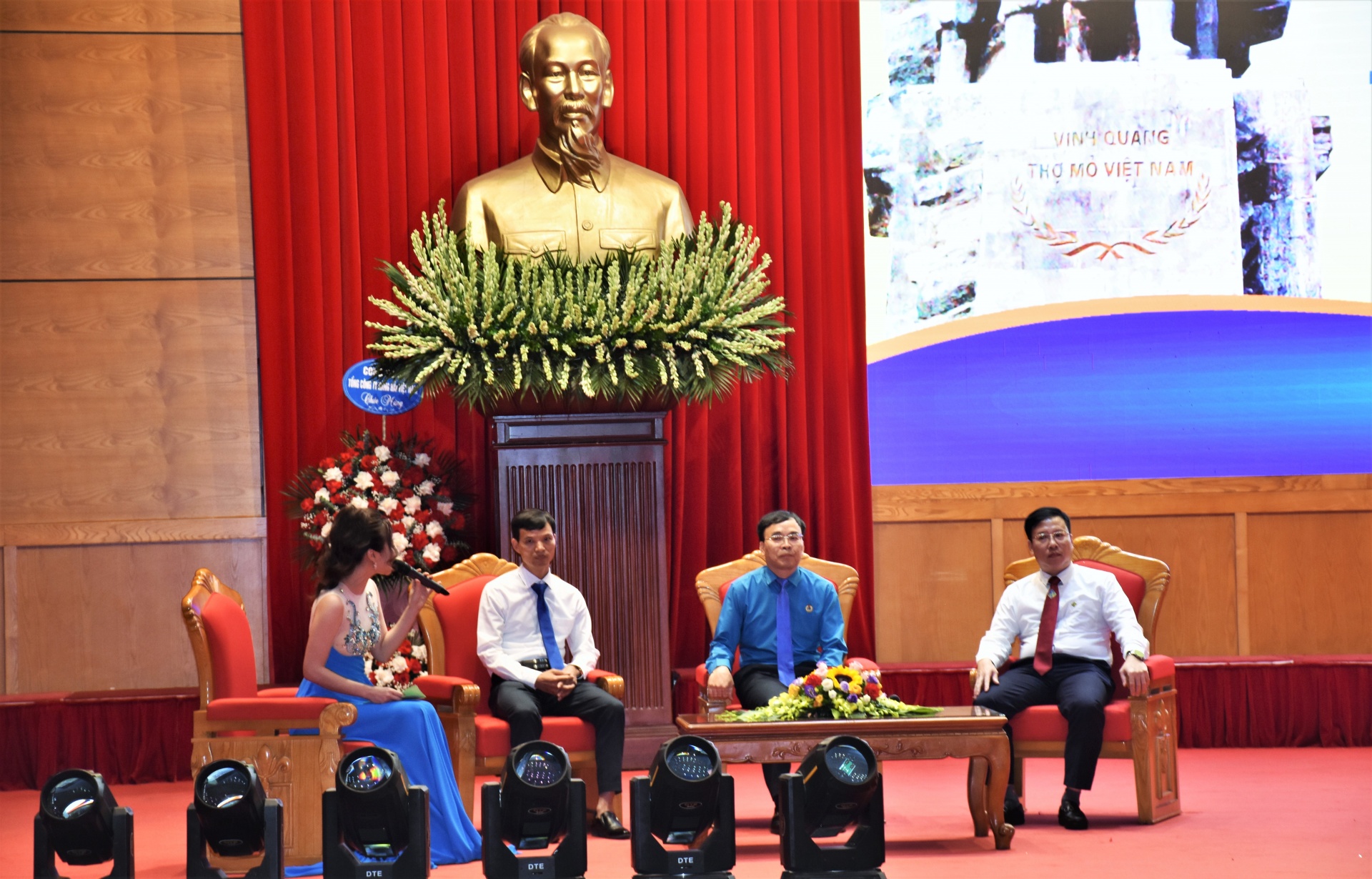 Những cá nhân tiêu biểu tham gia giao lưu lại Chương trình. ẢNh: Duy Minh.