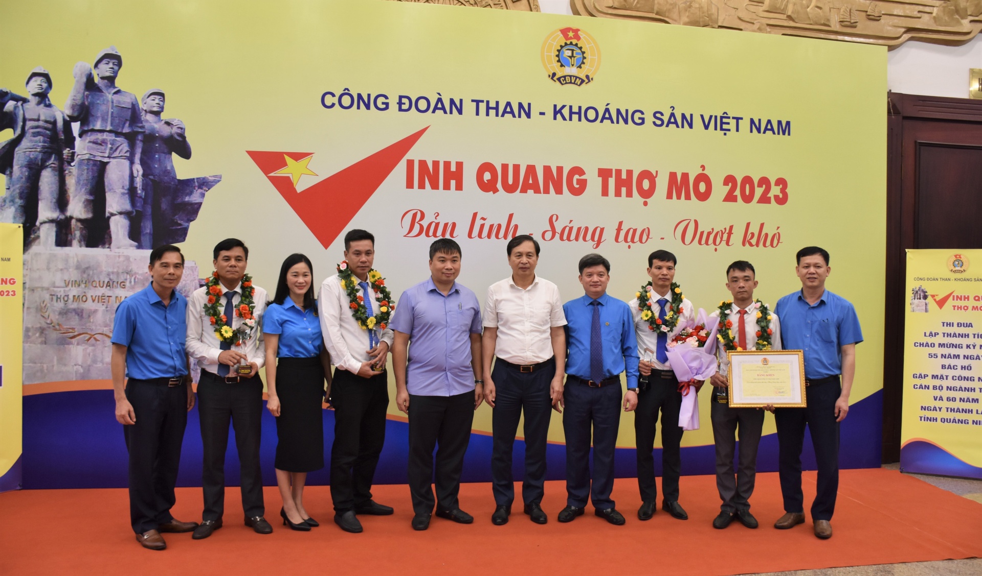 Niềm vui của Lãnh đạo và công nhân Công ty Than Mạo Khê. Ảnh: Duy Minh.