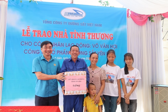 Bàn giao nhà tình thương cho gia đình công nhân đường sắt