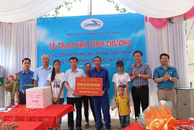 Bàn giao nhà tình thương cho gia đình công nhân đường sắt