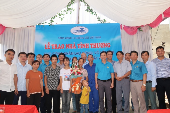 Bàn giao nhà tình thương cho gia đình công nhân đường sắt