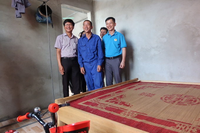 Bàn giao nhà tình thương cho gia đình công nhân đường sắt