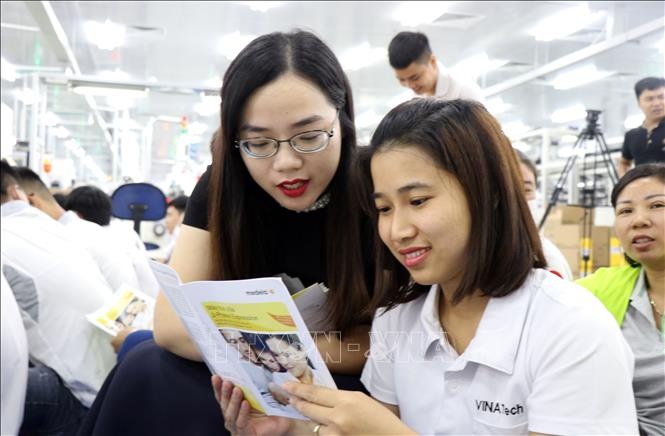 Bài 16: Thách thức và giải pháp đổi mới hoạt động nữ công công đoàn trong tình hình mới Bài 16: Thách thức và giải pháp đổi mới hoạt động nữ công công đoàn trong tình hình mới