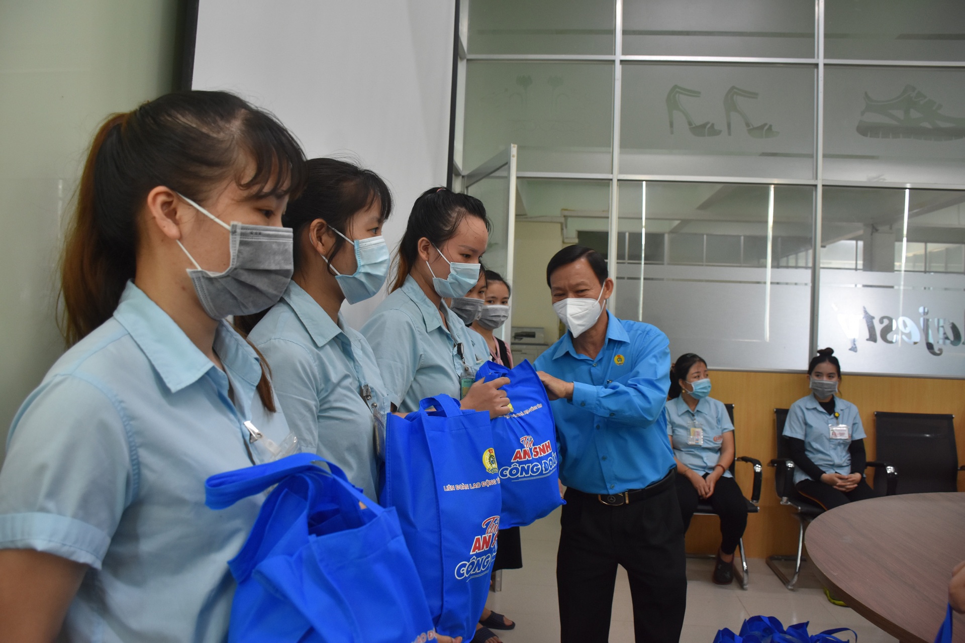 Bài 15: Vai trò của công đoàn trong đảm bảo việc làm, thu nhập cho lao động nữ Bài 15: Vai trò của công đoàn trong đảm bảo việc làm, thu nhập cho lao động nữ