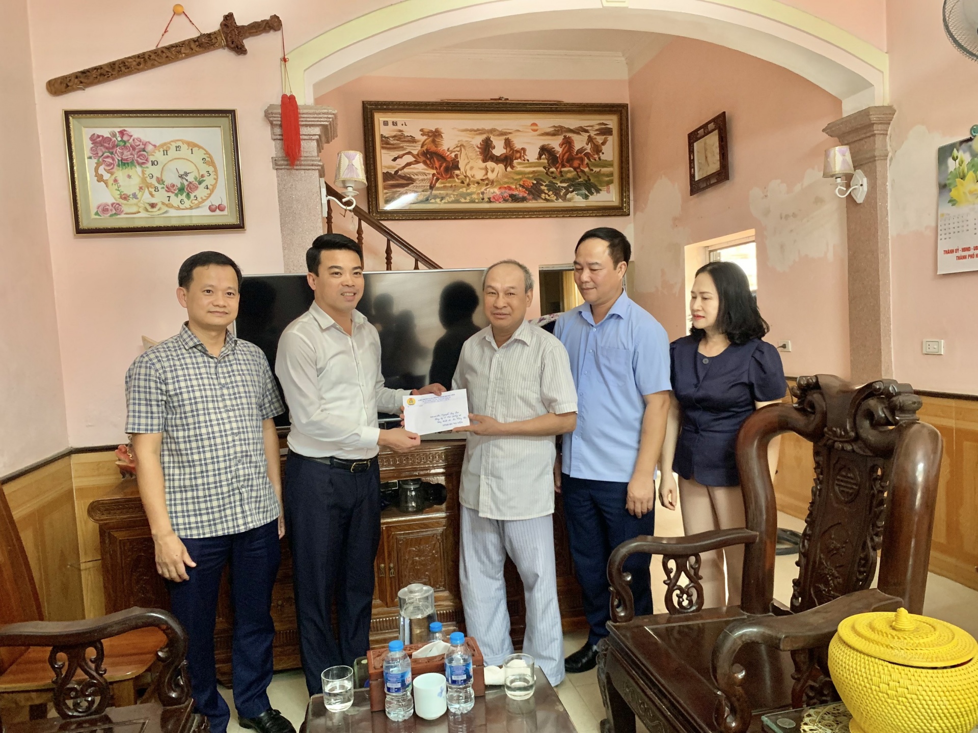 Hưng Yên: Động viên, trao quà cho đoàn viên, người lao động bị mắc bệnh hiểm nghèo