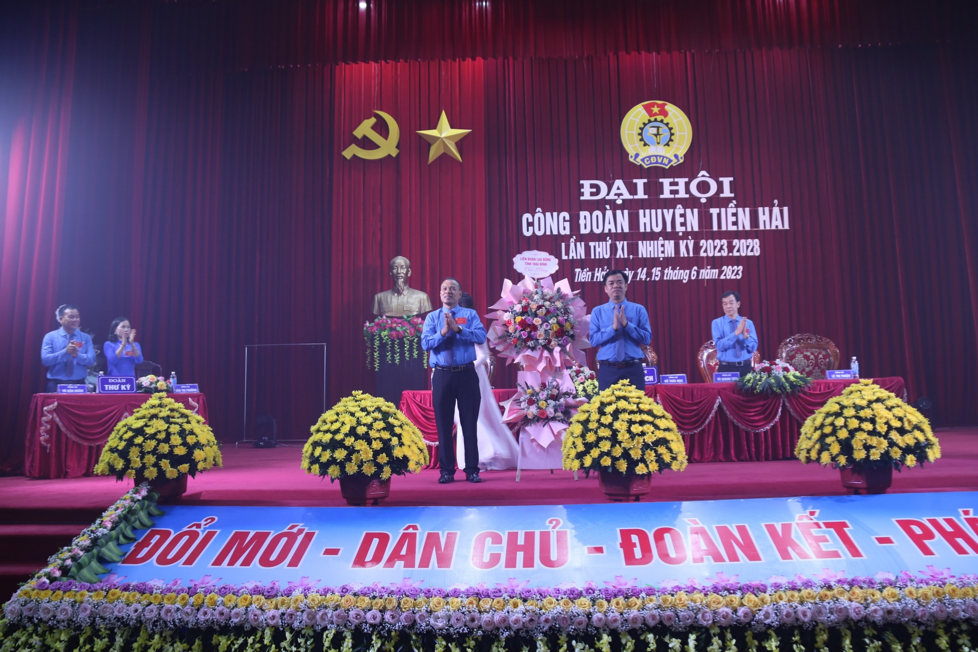 Công đoàn huyện Tiền Hải thực hiện tốt công tác phát triển đoàn viên và thành lập CĐCS Công đoàn huyện Tiền Hải thực hiện tốt công tác phát triển đoàn viên và thành lập CĐCS