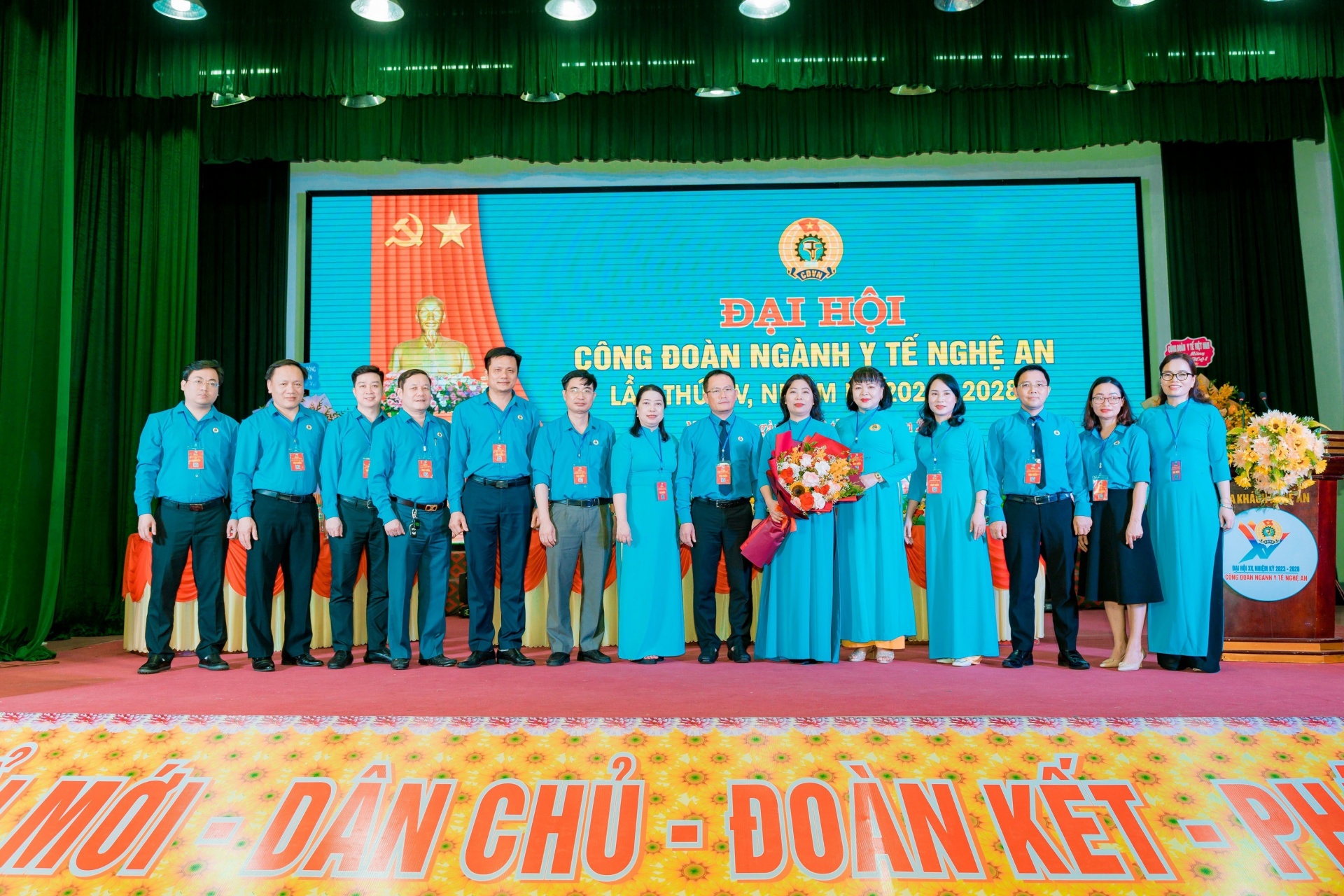 Triển khai tốt các phong trào thi đua, lan toả tinh thần vượt khó, sẻ chia trong CNVCLĐ Triển khai tốt các phong trào thi đua, lan toả tinh thần vượt khó, sẻ chia trong CNVCLĐ