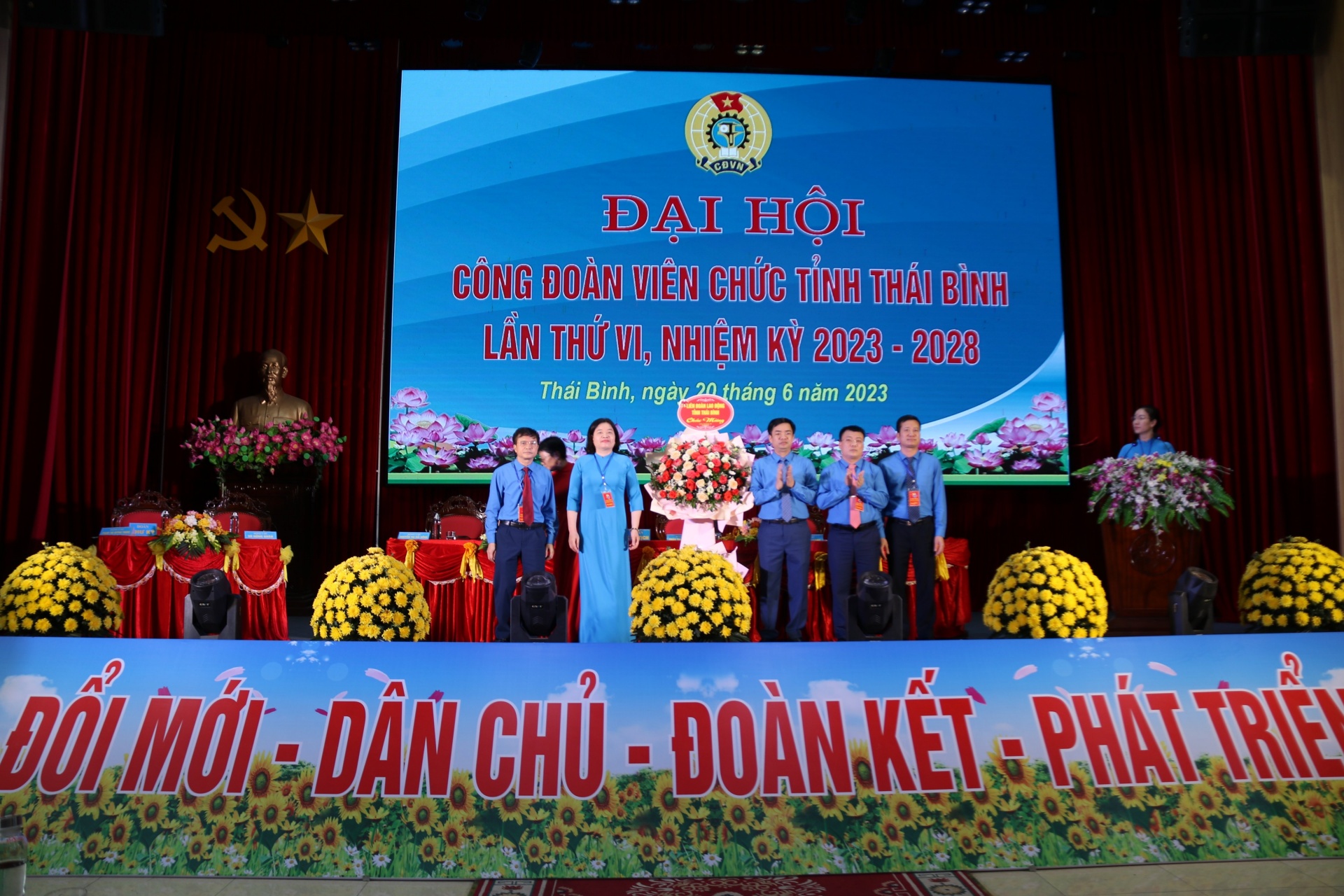 Hàng trăm đề tài, sáng kiến được áp dụng từ phong trào thi đua yêu nước Hàng trăm đề tài, sáng kiến được áp dụng từ phong trào thi đua yêu nước