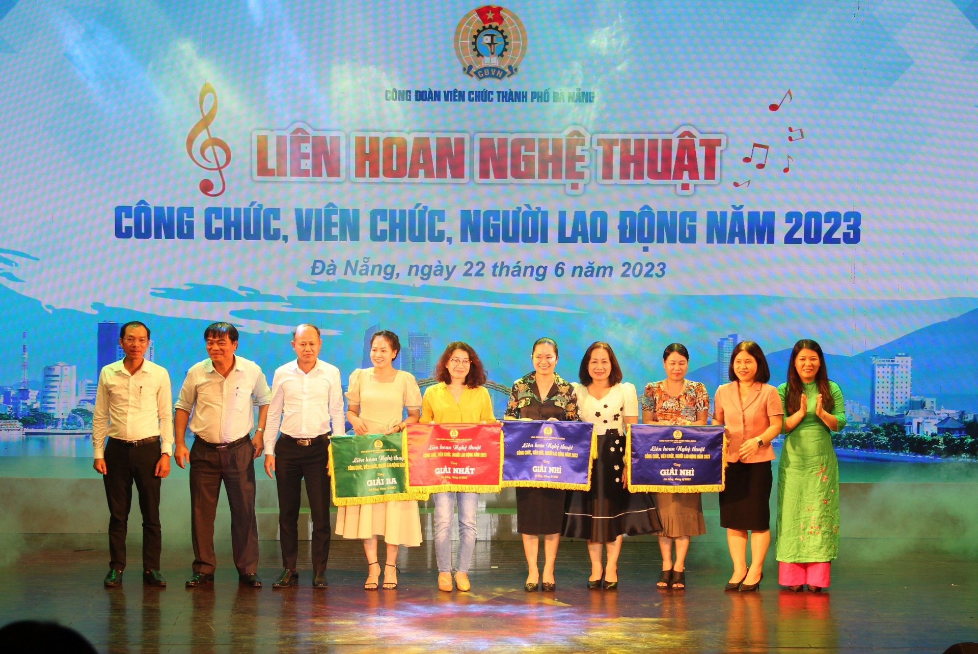 Các đội thi vinh dự nhận giải thưởng Liên hoan nghệ thuật. Ảnh: PHAN NGUYÊN