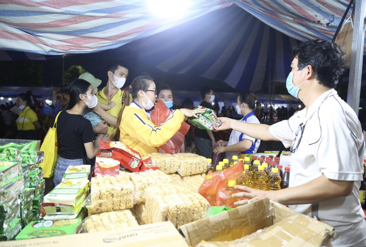 Công đoàn Khu công nghệ cao và các khu công nghiệp Đà Nẵng tặng 6.500 phiếu mua hàng cho người lao động nhân “Tháng Công nhân” 2023. Ảnh: Phạn Nguyên.