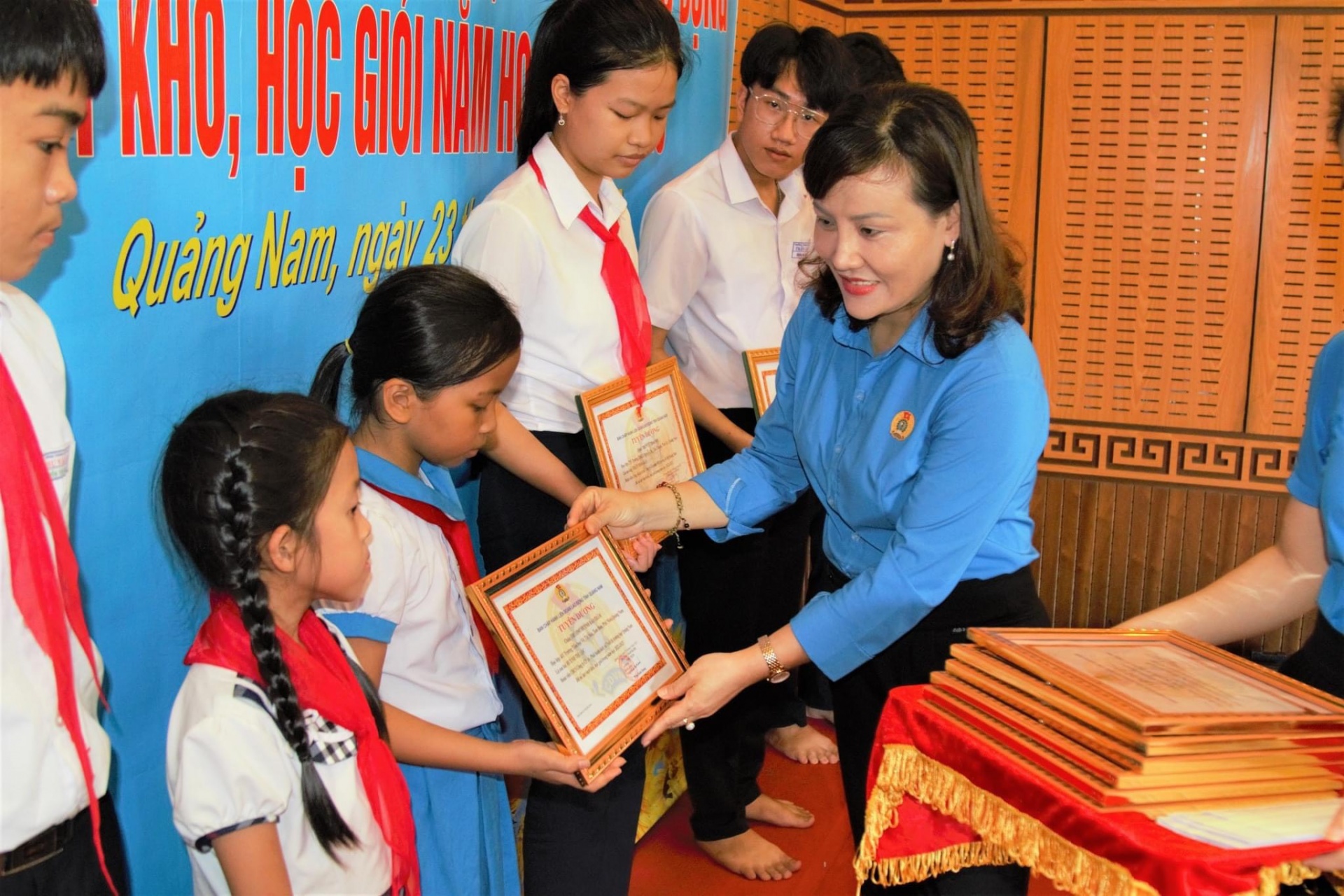 Đồng chí Nguyễn Thị Ngọc Ánh, Phó Chủ tịch LĐLĐ Quảng Nam trao giấy chứng nhận cho các em. Ảnh: ĐVCC Đồng chí Nguyễn Thị Ngọc Ánh, Phó Chủ tịch LĐLĐ Quảng Nam trao giấy chứng nhận cho các em. Ảnh: ĐVCC
