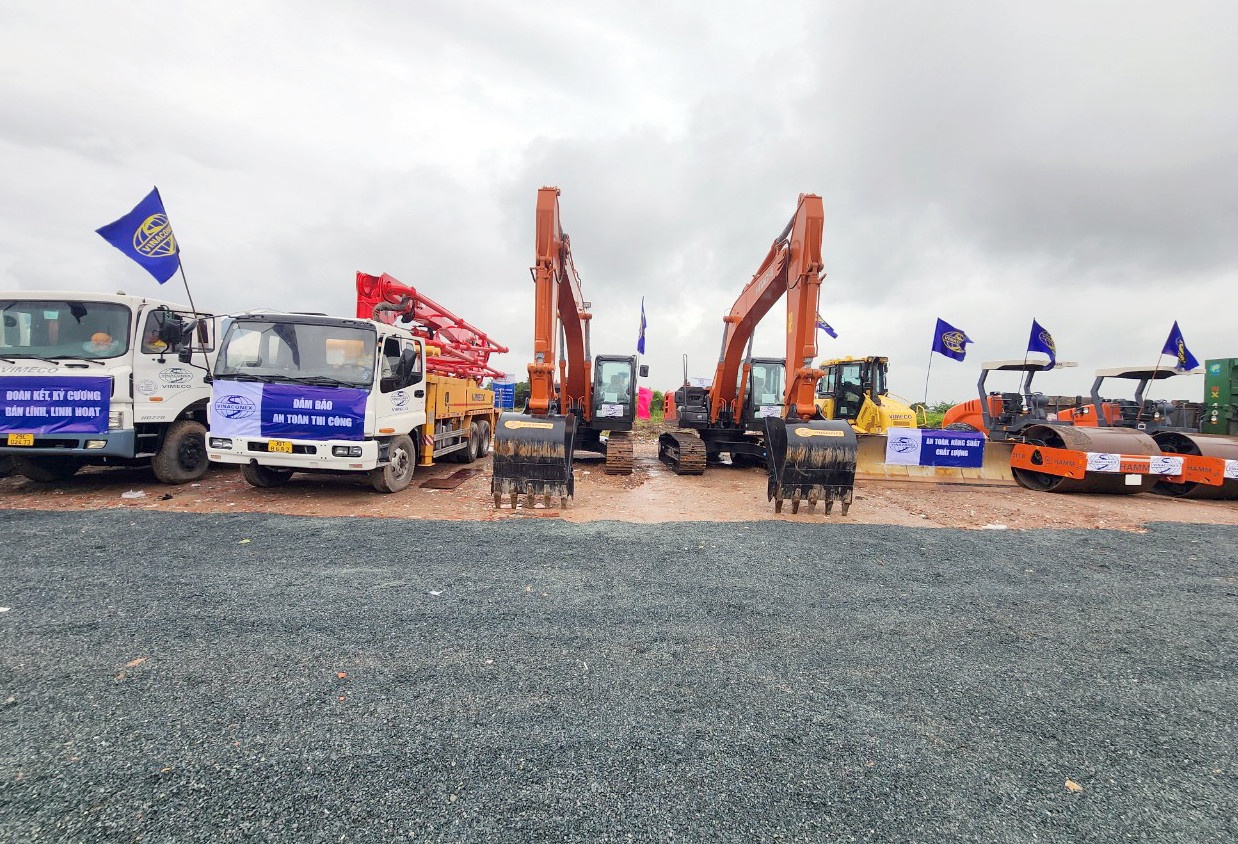 Vingroup tổ chức hàng trăm chuyến VinBus miễn phí tới Mega Grand World Hà Nội