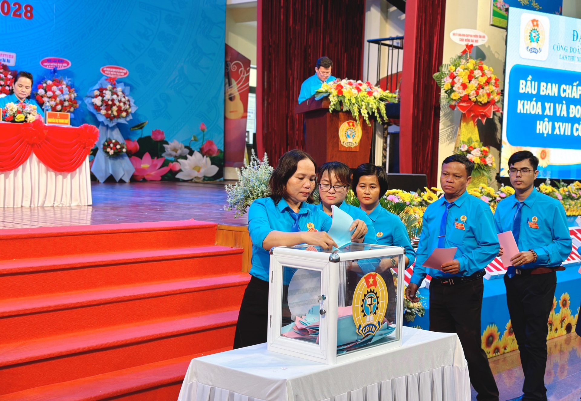 Đại biểu bỏ phiếu bầu Ban chấp hành LĐLĐ thị xã Điện Bàn khóa thứ XI. Ảnh: PHAN NGUYÊN. Đại biểu bỏ phiếu bầu Ban chấp hành LĐLĐ thị xã Điện Bàn khóa thứ XI. Ảnh: PHAN NGUYÊN.