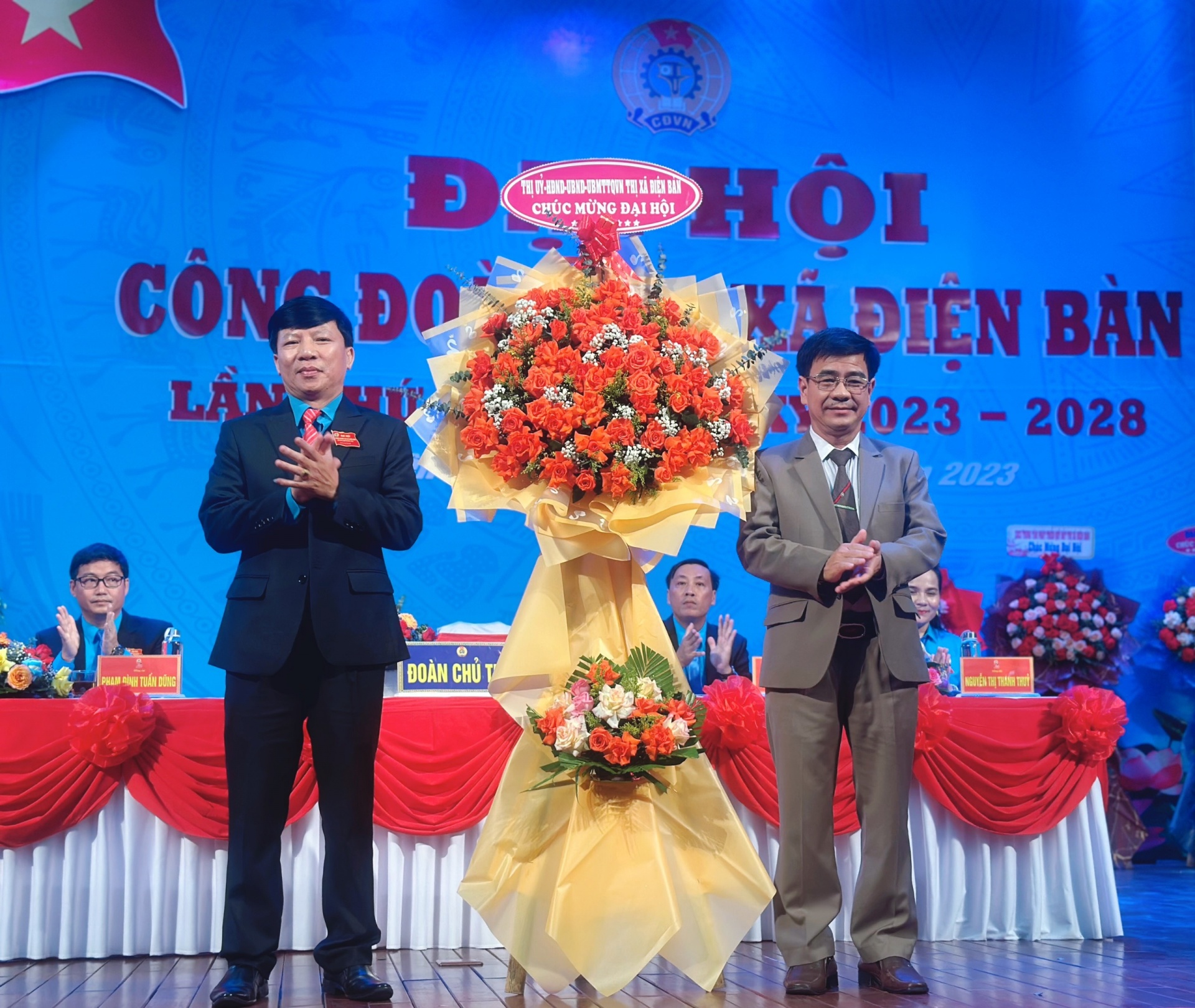 Đồng chí Phan Minh Dũng, Bí thư Thị Ủy Điện Bàn tặng hoa chúc mừng đại hội. Ảnh: PHAN NGUYÊN. Đồng chí Phan Minh Dũng, Bí thư Thị Ủy Điện Bàn tặng hoa chúc mừng đại hội. Ảnh: PHAN NGUYÊN.