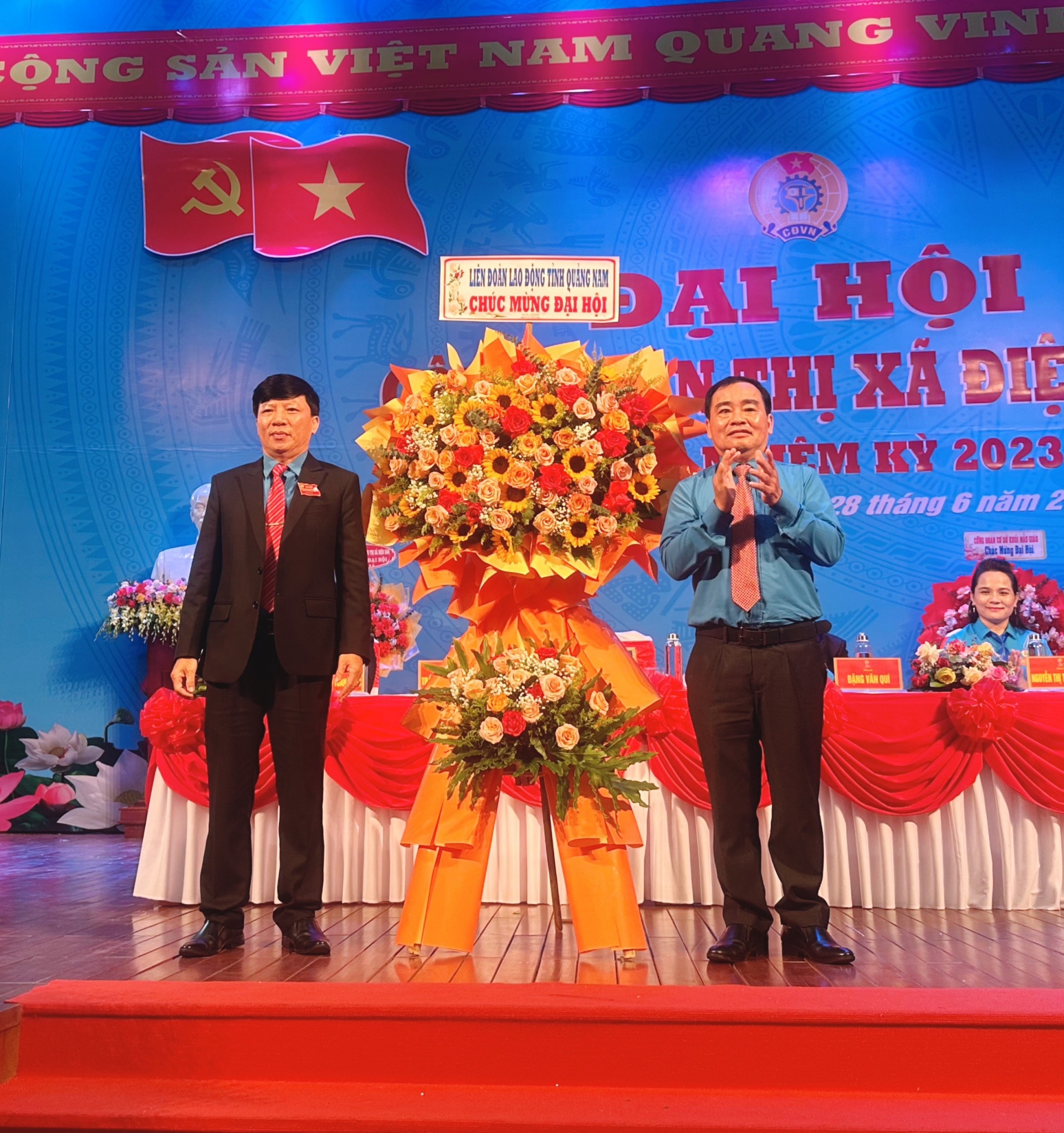 Đồng chí Phan Xuân Quang, Chủ tịch LĐLĐ tỉnh Quảng Nam (bên phải)biểu dương và chúc mừng những thành tích mà cán bộ, đoàn viên, người lao động thị xã Điện Bàn đã đạt được trong nhiệm kỳ qua. Ảnh: PHAN NGUYÊN. Đồng chí Phan Xuân Quang, Chủ tịch LĐLĐ tỉnh Quảng Nam (bên phải)biểu dương và chúc mừng những thành tích mà cán bộ, đoàn viên, người lao động thị xã Điện Bàn đã đạt được trong nhiệm kỳ qua. Ảnh: PHAN NGUYÊN.