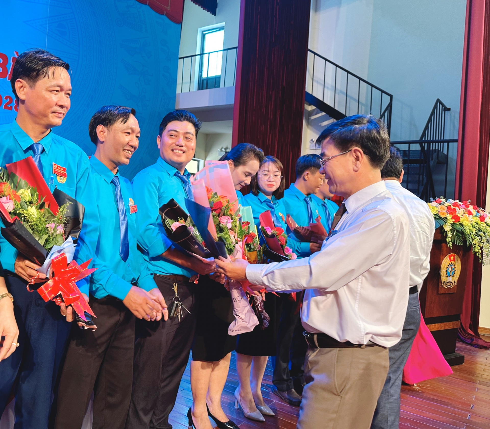 Đồng chí Phan Minh Dũng, Bí thư Thị Ủy Điện Bàn tặng quà và hoa cho các đại biểu không tham dự BCH khóa mới. Ảnh: PHAN NGUYÊN Đồng chí Phan Minh Dũng, Bí thư Thị Ủy Điện Bàn tặng quà và hoa cho các đại biểu không tham dự BCH khóa mới. Ảnh: PHAN NGUYÊN