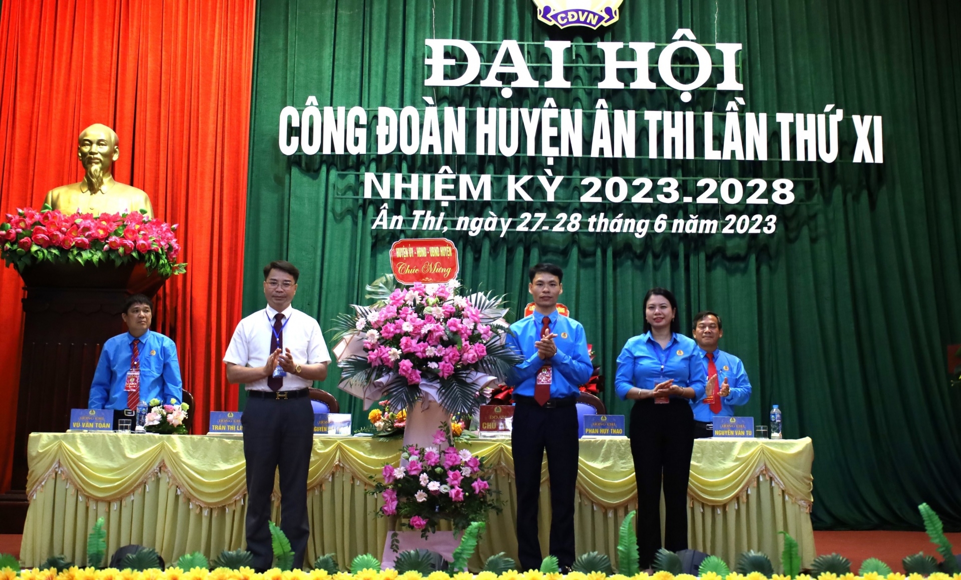 Phấn đấu đưa phong trào CNVCLĐ huyện Ân Thi lên tầm cao mới Phấn đấu đưa phong trào CNVCLĐ huyện Ân Thi lên tầm cao mới