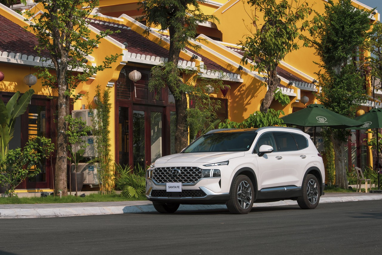 Hyundai Santa Fe Hybrid có mặt tại Việt Nam với giá 1,45 tỷ đồng