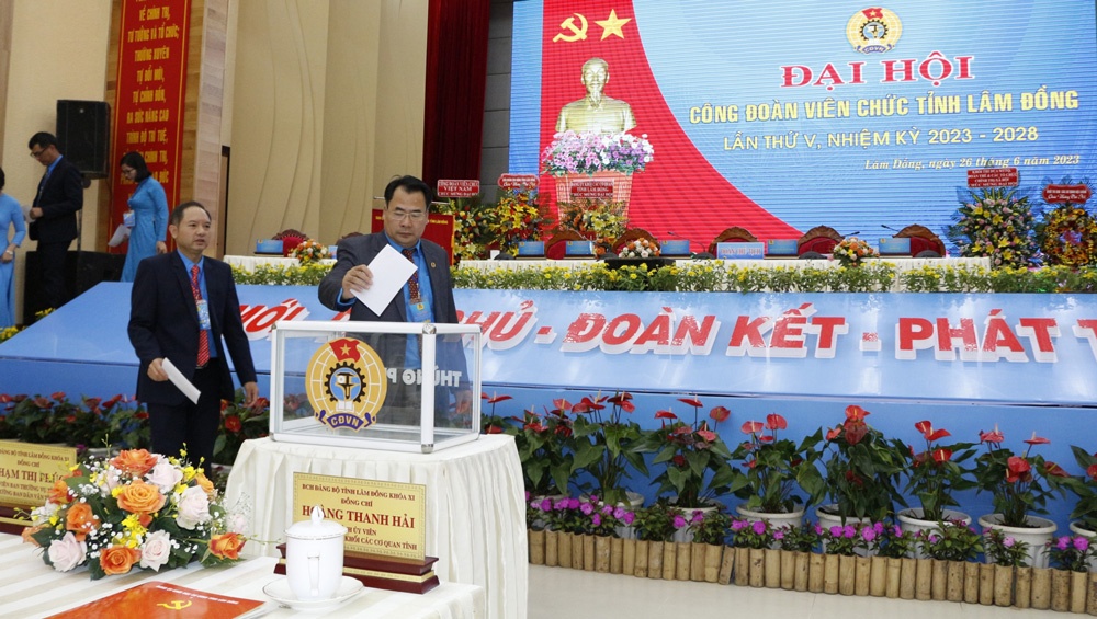 Công đoàn đẩy mạnh phong trào thi đua, góp phần xây dựng Đảng, chính quyền vững mạnh Công đoàn đẩy mạnh phong trào thi đua, góp phần xây dựng Đảng, chính quyền vững mạnh