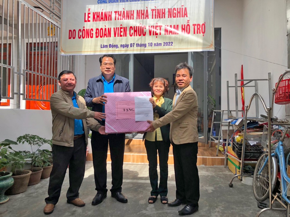 Công đoàn đẩy mạnh phong trào thi đua, góp phần xây dựng Đảng, chính quyền vững mạnh Công đoàn đẩy mạnh phong trào thi đua, góp phần xây dựng Đảng, chính quyền vững mạnh