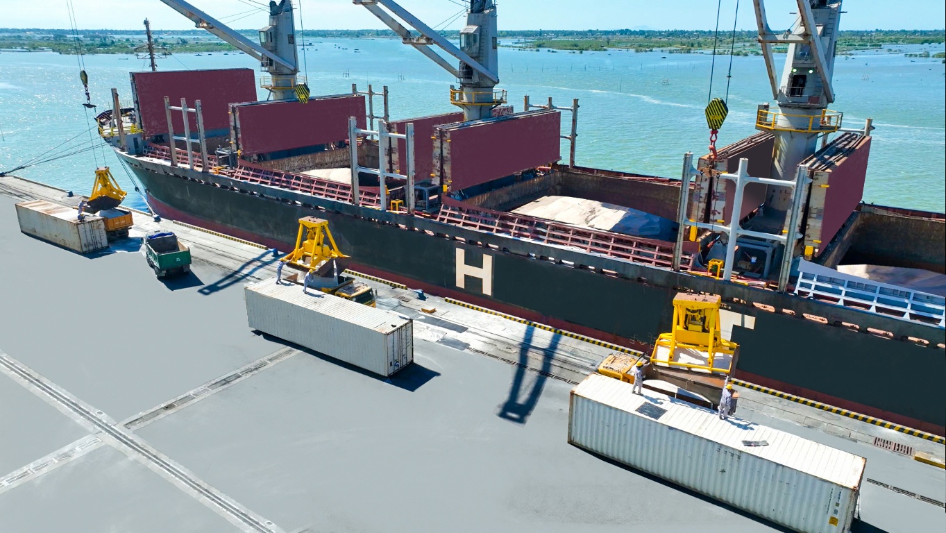 Cảng Chu Lai đón tàu lớn và nâng cao hiệu suất khai thác hàng rời Cảng Chu Lai đón tàu lớn và nâng cao hiệu suất khai thác hàng rời