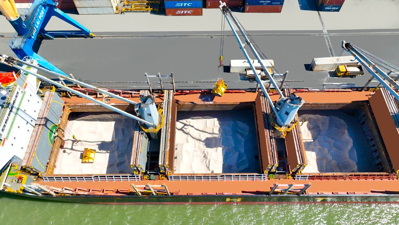 Cảng Chu Lai đón tàu lớn và nâng cao hiệu suất khai thác hàng rời Cảng Chu Lai đón tàu lớn và nâng cao hiệu suất khai thác hàng rời