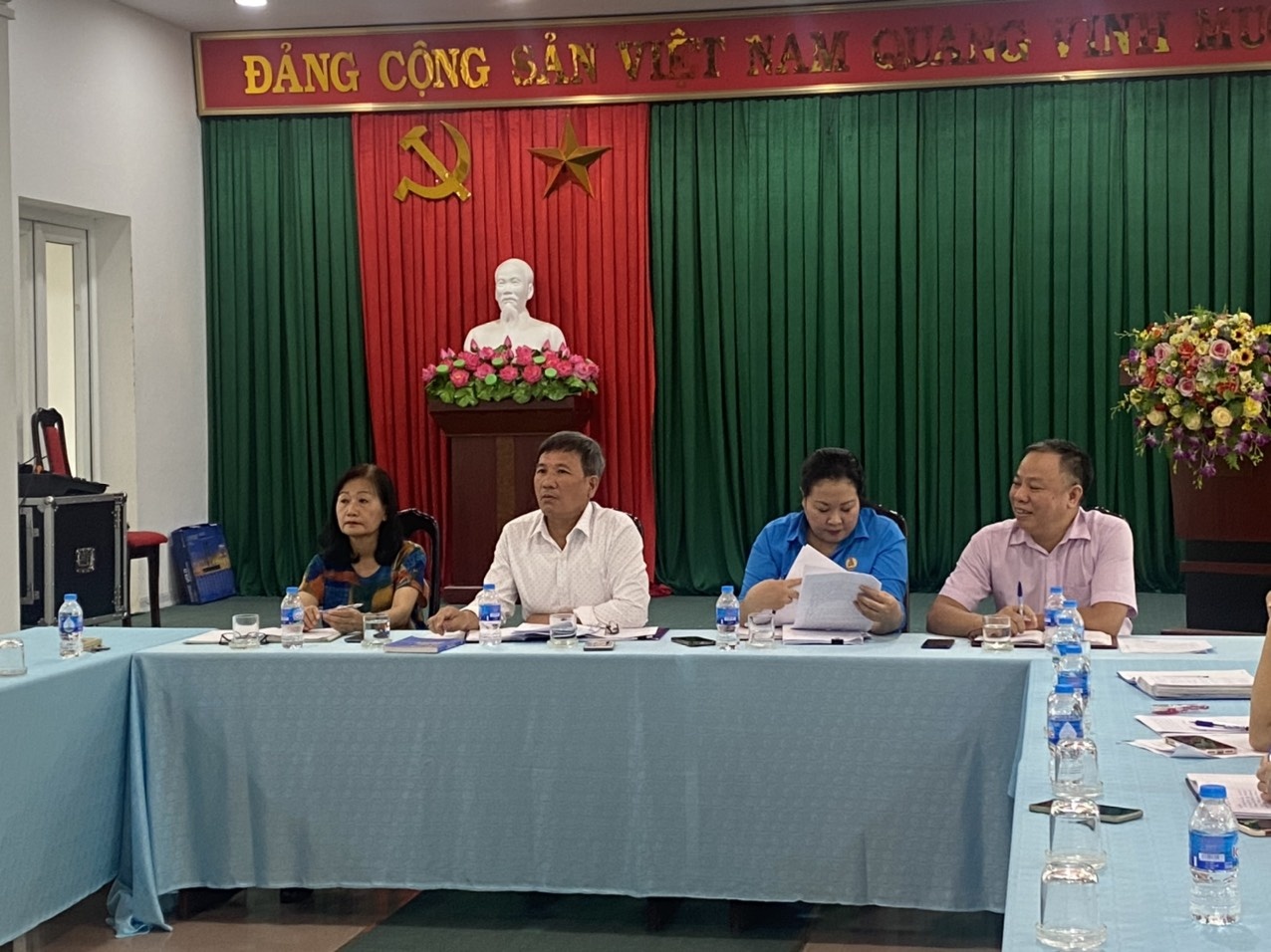 Nhiều người vị vùi lấp trong vụ sạt lở kinh hoàng tại Đà Lạt: Đã cứu được 5 người Nhiều người vị vùi lấp trong vụ sạt lở kinh hoàng tại Đà Lạt: Đã cứu được 5 người