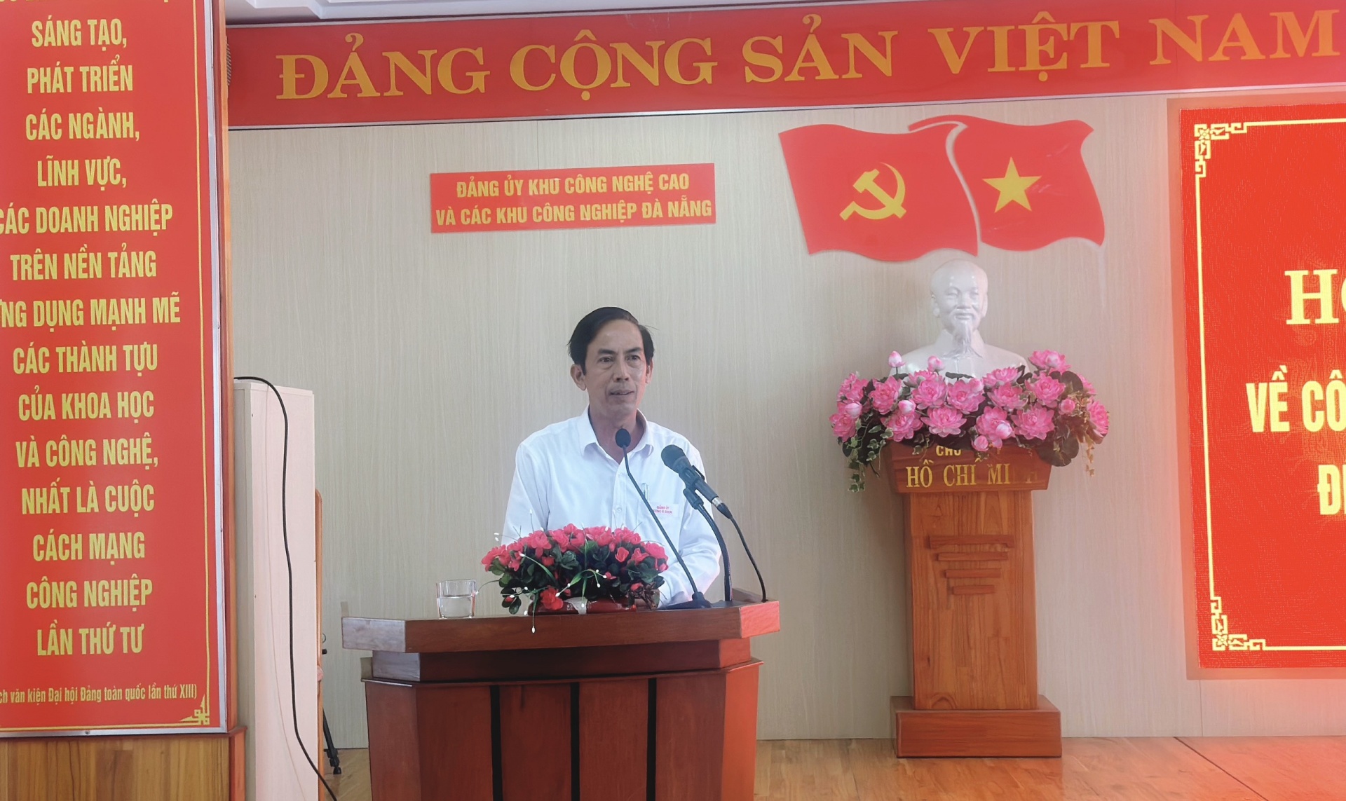 Đồng chí Phạm Văn Hòa, Phó Bí thư Thường trực Đảng ủy Khu CNC và các KCN Đà Nẵng cho biết, sau hội nghị, Ban Thường vụ Đảng ủy sẽ có kế hoạch cụ thể chỉ đạo các tổ chức cơ sở Đảng khắc phục khó khăn mà hội nghị hôm nay đã nêu ra. Ảnh: PHAN NGUYÊN