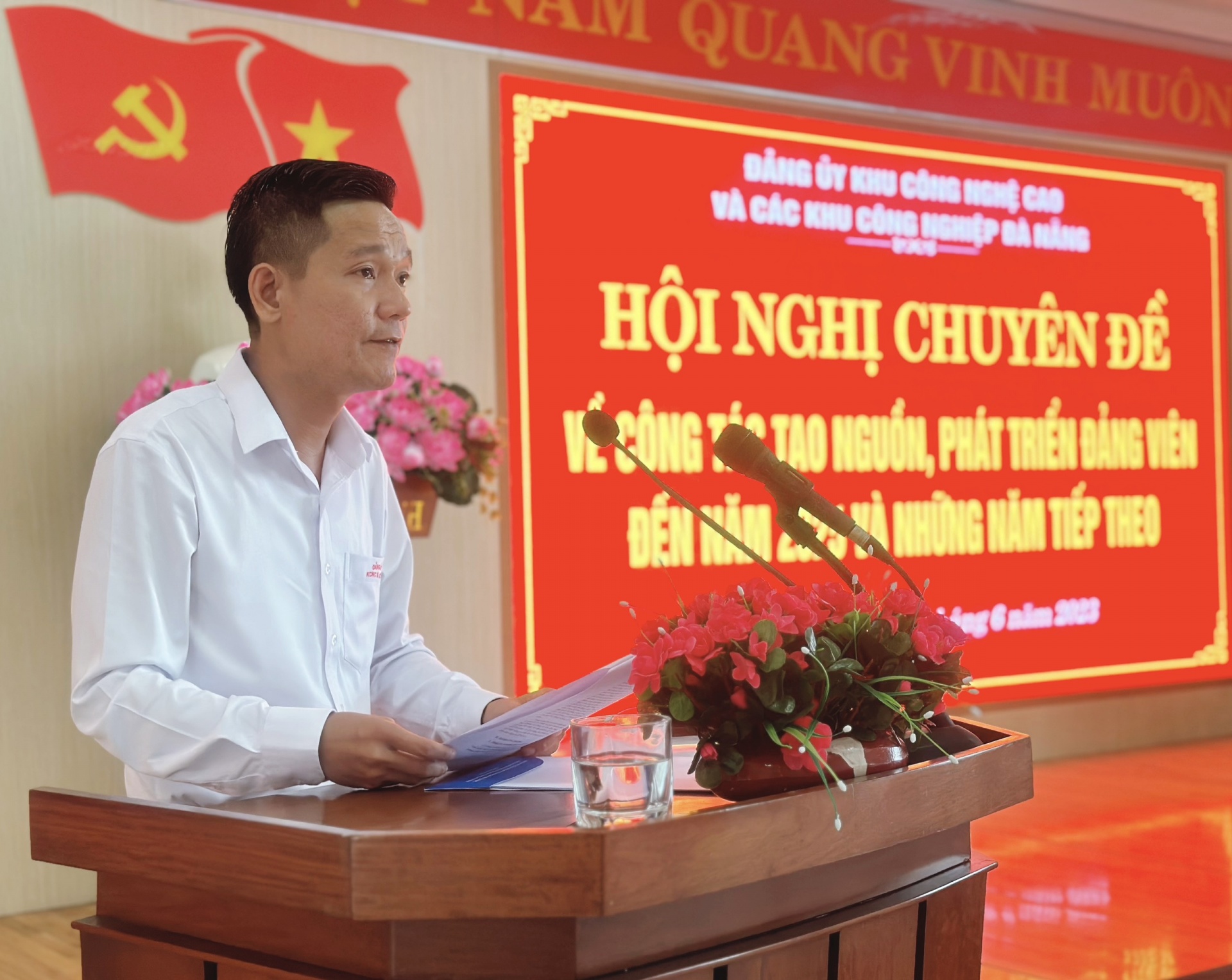 Đồng chí Trần Văn Tân, Ủy viên Ban Thường vụ, Trưởng ban Ban Tổ chức Đảng ủy Khu CNC và các KCN Đà Nẵng báo cáo tại hội nghị. Ảnh: PHAN NGUYÊN