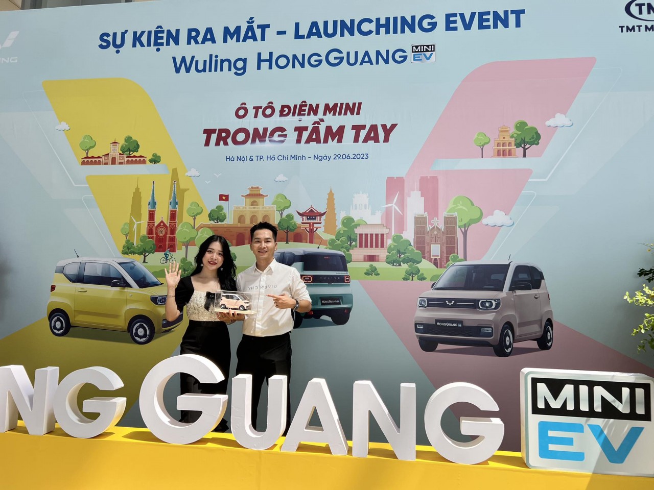 Khách hàng nữ đầu tiên chốt Wuling HongGuang Mini EV: "Tôi mua xe để đi dạo phố, đón hai con cho tiện"