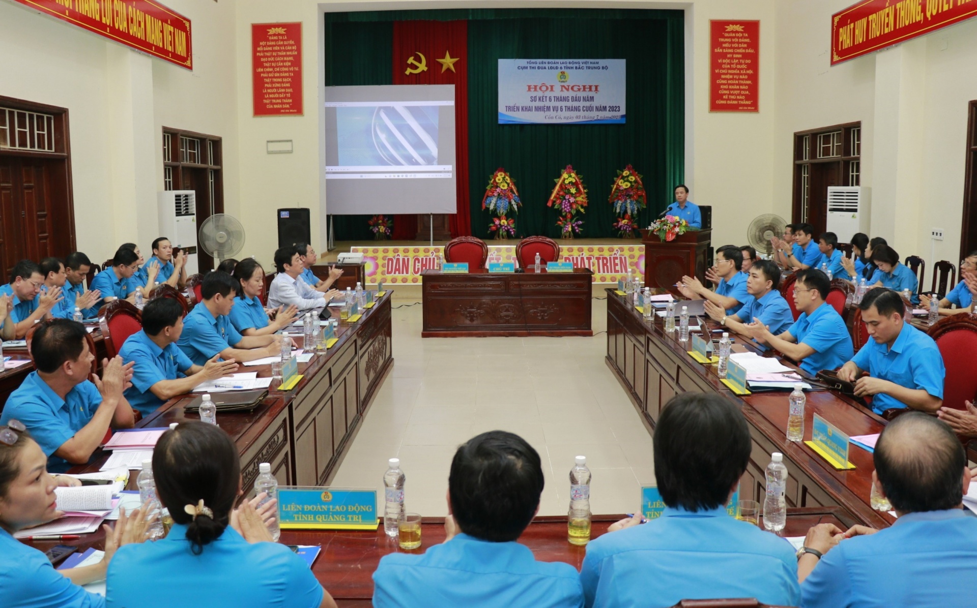 Quyết tâm hoàn thành nhiệm vụ, đạt và vượt các chỉ tiêu được giao Quyết tâm hoàn thành nhiệm vụ, đạt và vượt các chỉ tiêu được giao