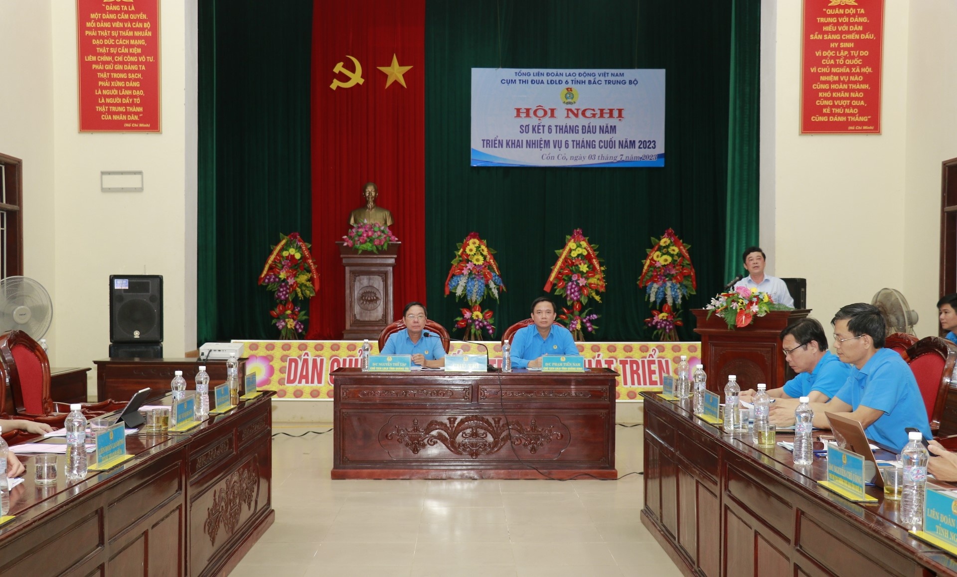 Quyết tâm hoàn thành nhiệm vụ, đạt và vượt các chỉ tiêu được giao Quyết tâm hoàn thành nhiệm vụ, đạt và vượt các chỉ tiêu được giao