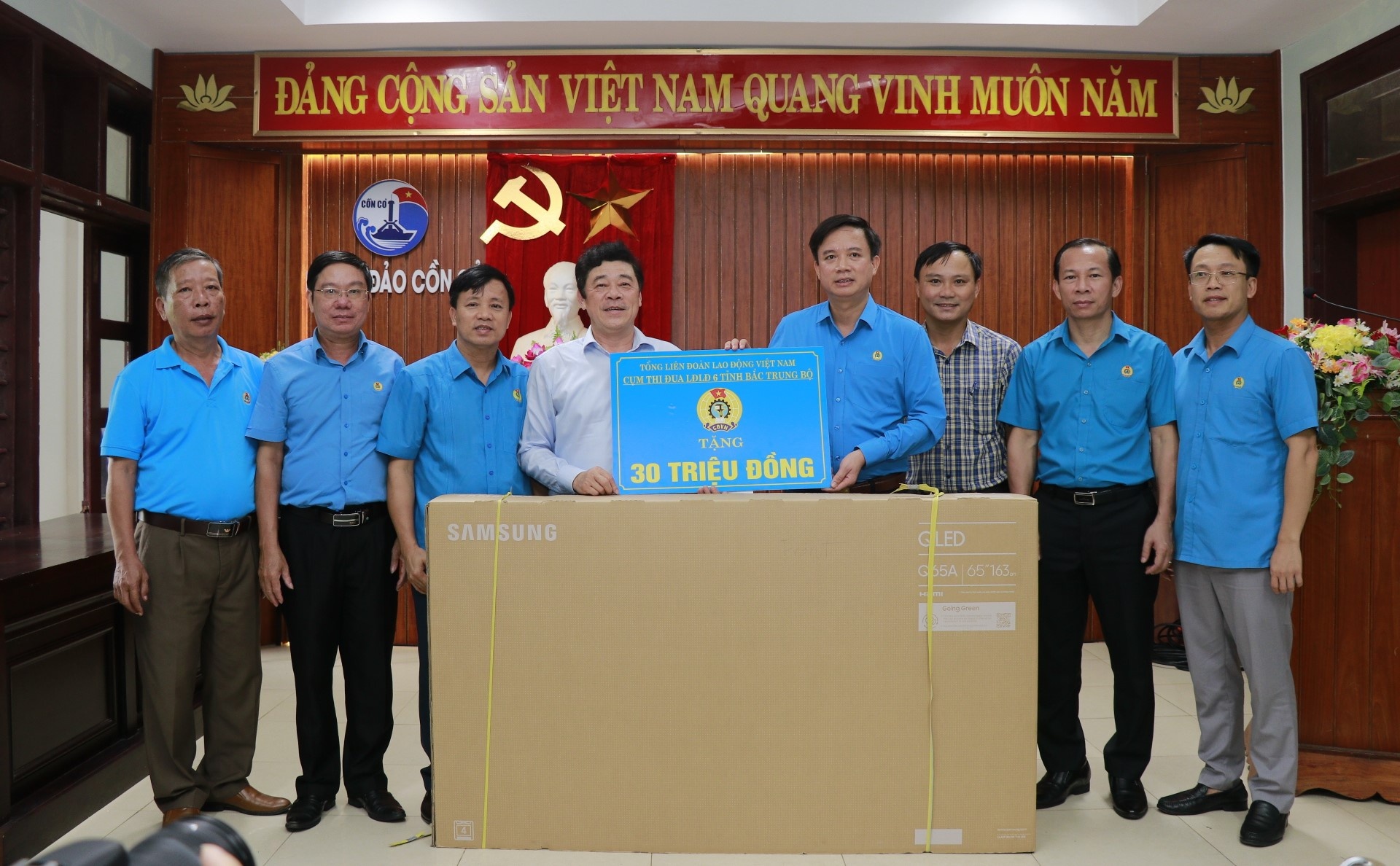 Quyết tâm hoàn thành nhiệm vụ, đạt và vượt các chỉ tiêu được giao Quyết tâm hoàn thành nhiệm vụ, đạt và vượt các chỉ tiêu được giao