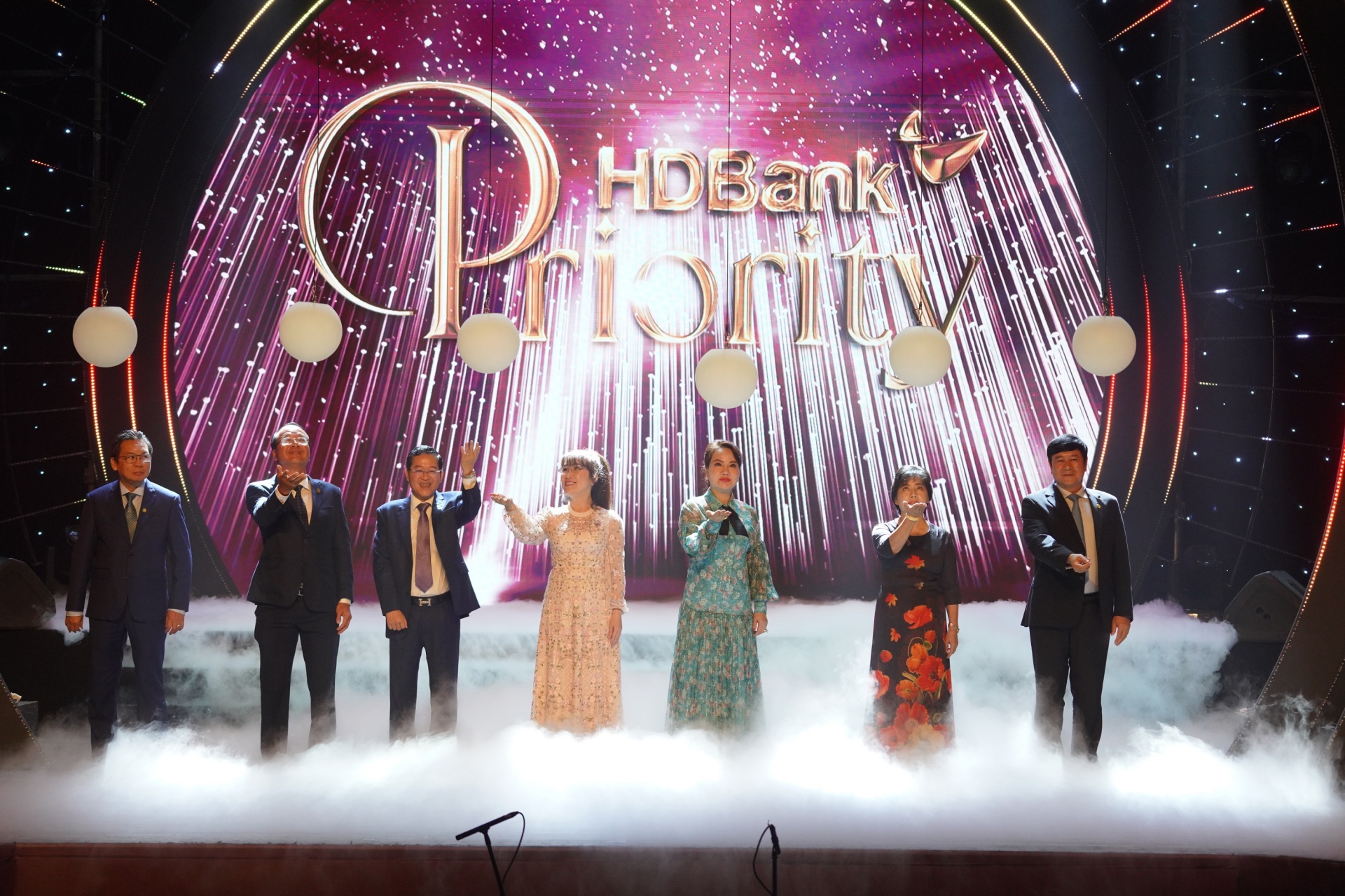 Đêm nhạc HDBank Priority với chủ đề “Nguồn cảm hứng bất tận”, quy tụ nhiều nghệ sĩ nổi tiếng cùng dàn nhạc giao hưởng thành phố Đêm nhạc HDBank Priority với chủ đề “Nguồn cảm hứng bất tận”, quy tụ nhiều nghệ sĩ nổi tiếng cùng dàn nhạc giao hưởng thành phố