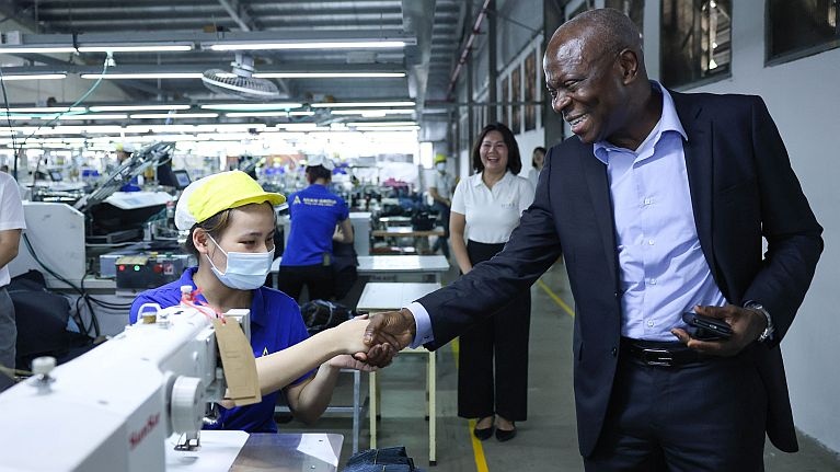 Tổng Giám đốc ILO kêu gọi cân bằng giữa tăng trưởng kinh tế và việc làm thỏa đáng Tổng Giám đốc ILO kêu gọi cân bằng giữa tăng trưởng kinh tế và việc làm thỏa đáng