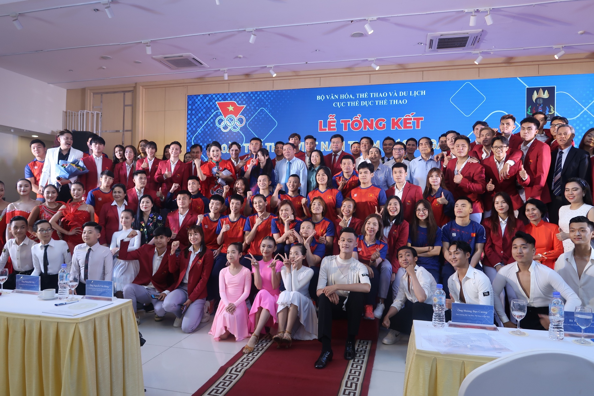 Tổng LĐLĐ Việt Nam tặng gần 500 triệu đồng cho các nữ VĐV xuất sắc tại SEA Games 32 Tổng LĐLĐ Việt Nam tặng gần 500 triệu đồng cho các nữ VĐV xuất sắc tại SEA Games 32