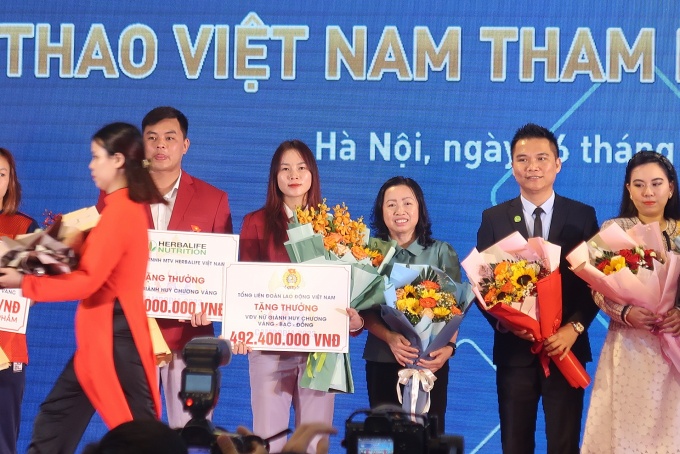 Tổng LĐLĐ Việt Nam tặng gần 500 triệu đồng cho các nữ VĐV xuất sắc tại SEA Games 32 Tổng LĐLĐ Việt Nam tặng gần 500 triệu đồng cho các nữ VĐV xuất sắc tại SEA Games 32