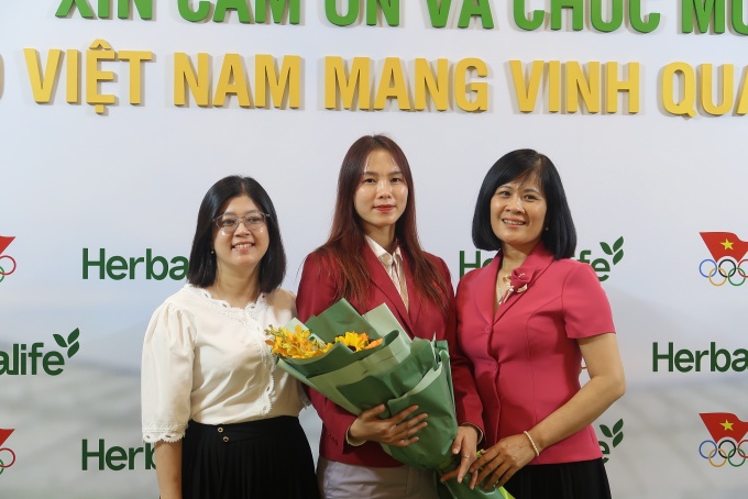 Tổng LĐLĐ Việt Nam tặng gần 500 triệu đồng cho các nữ VĐV xuất sắc tại SEA Games 32 Tổng LĐLĐ Việt Nam tặng gần 500 triệu đồng cho các nữ VĐV xuất sắc tại SEA Games 32