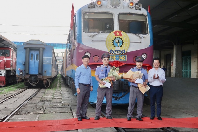 Khai trương đoàn tàu tuyên truyền chào mừng Đại hội XVI Công đoàn Đường sắt Việt Nam Khai trương đoàn tàu tuyên truyền chào mừng Đại hội XVI Công đoàn Đường sắt Việt Nam